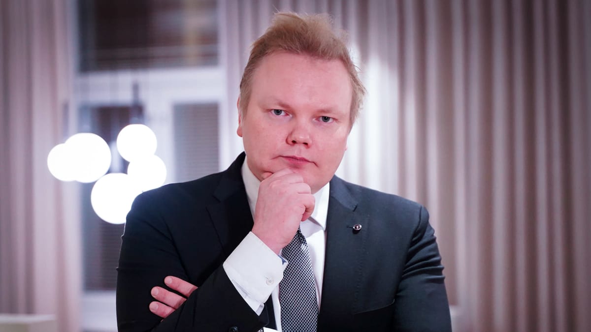 Tiede- ja kulttuuriministeri Antti Kurvinen (kesk.). 