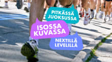 Juoksijoiden jalkoja, kuvassa tekstit Pitkässä juoksussa, Isossa kuvassa ja Nextillä levelillä.