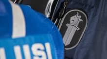 Poliisin hihamerkki ja poliisi-teksti selässä.