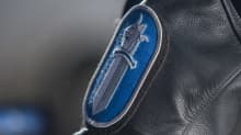 Poliisin hihamerkki nahkatakissa.