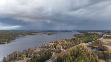 Iltapäivän ukkoskuurot liikkuvat ison järven yli jättäen jälkeensä raikastuneen maiseman.