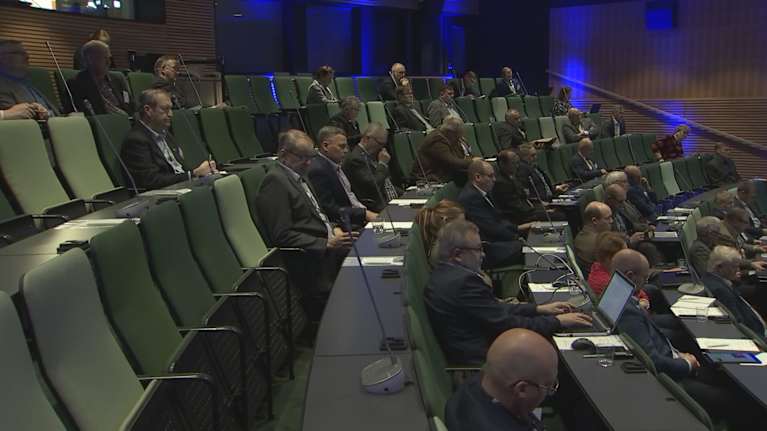 Folk som sitter i ett auditorium.
