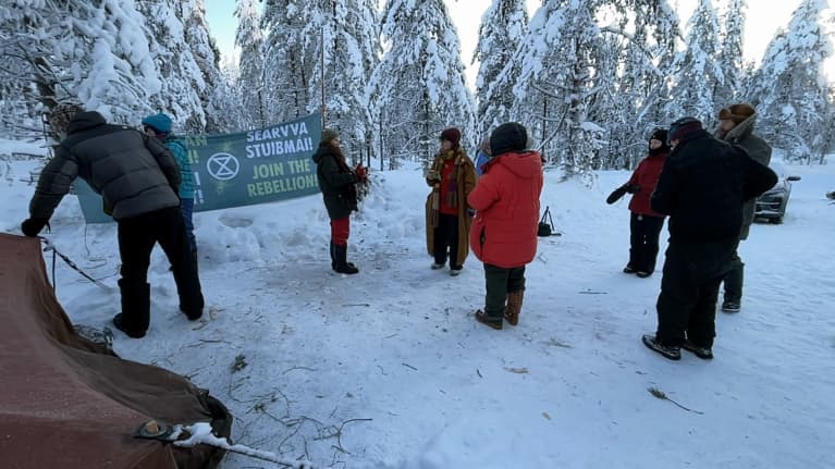 Ympäristöaktivisteja Aalistunturilla Kolarissa talvella.