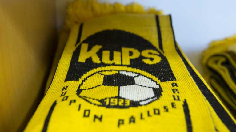 KuPS:n eli Kuopion Palloseuran fanien kaulaliina.