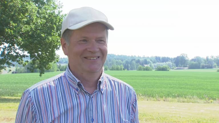 En man i keps och randig skjorta. 