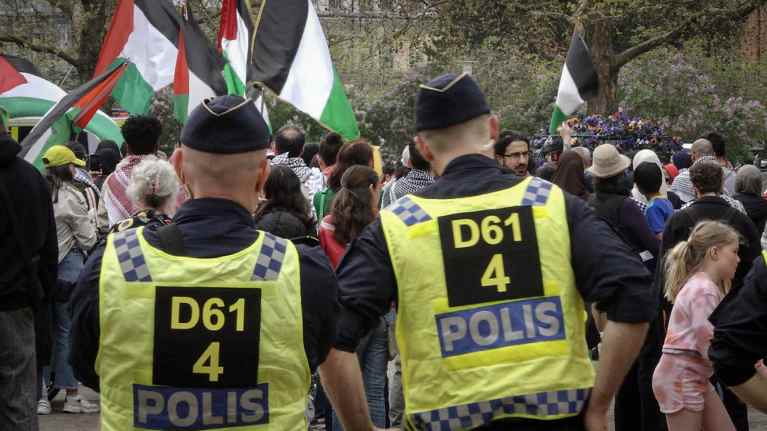 Ruotsin poliisi valvoo mielenosoitusta Malmössä. Kuva: Berislav Jurišić / Yle