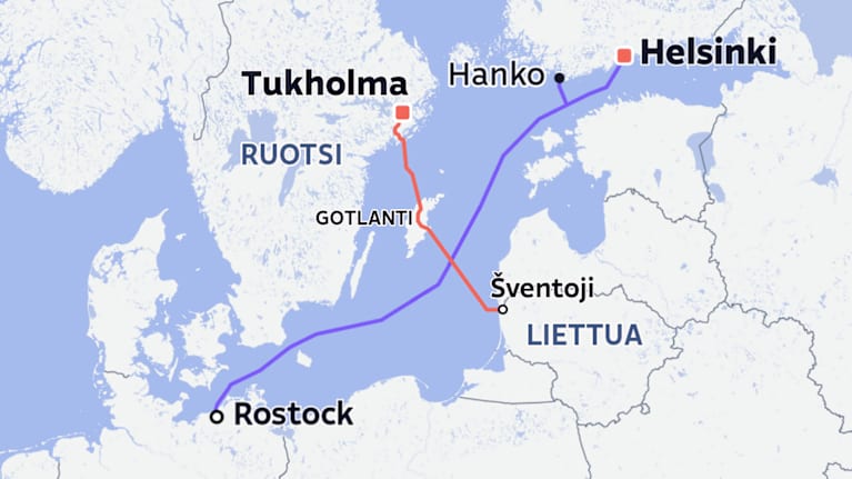 Kuvassa Suomen ja Saksan merikaapeli on sininen. Katkeamispaikka on Gotlannin eteläpuolella. Ruotsin ja Liettuan kaapeli on kuvassa punainen. Kuva: Ruuti Kotkanoja / Yle, Maiju Hakalahti / Yle