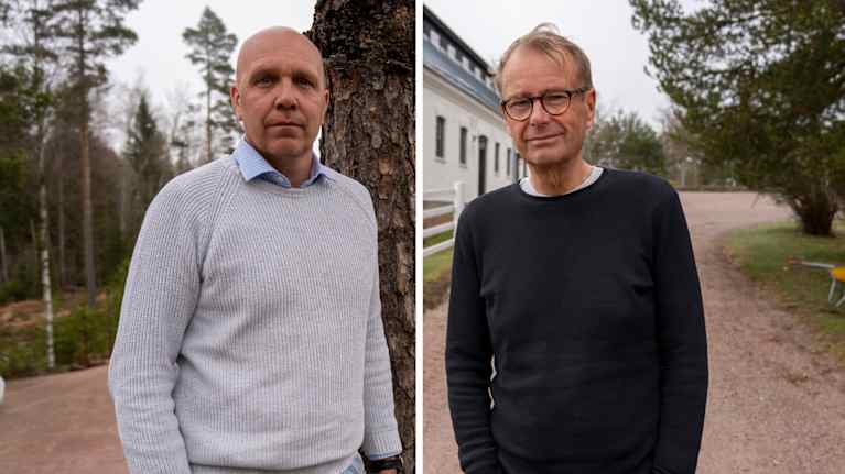 Två personer poserar utomhus, klädda i stickade tröjor. I bakgrunden syns skog och en byggnad.