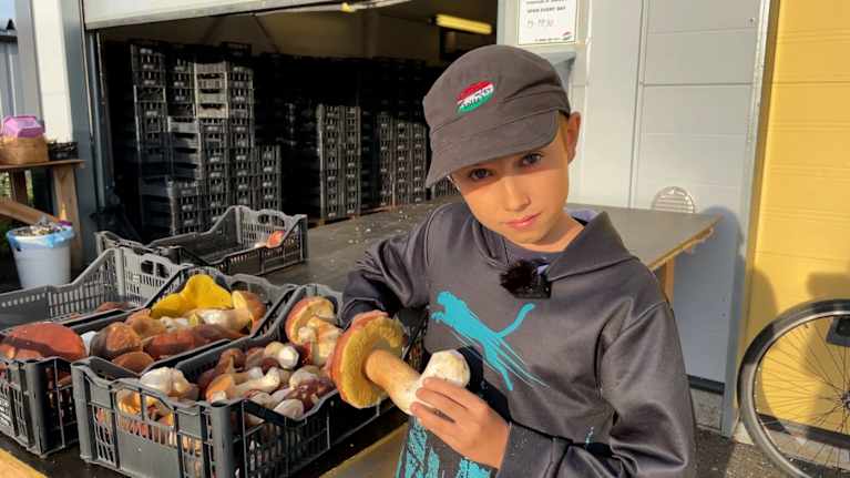 Eemeli Turunen tatti kädessään.