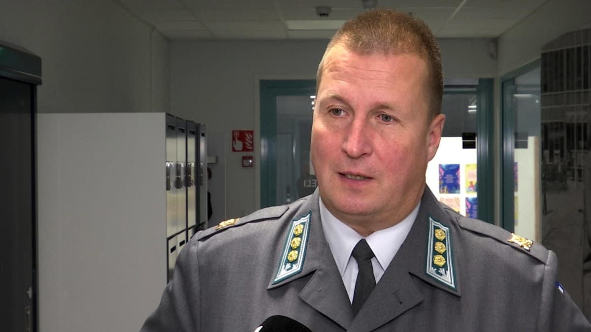 Maavoimien valmiuspäällikkö, eversti Kari Kaakinen Ylen TV-haastattelussa.