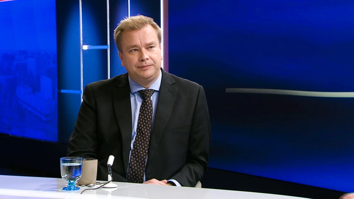 Puolustusministeri Antti Kaikkonen Ykkösaamun vieraana.