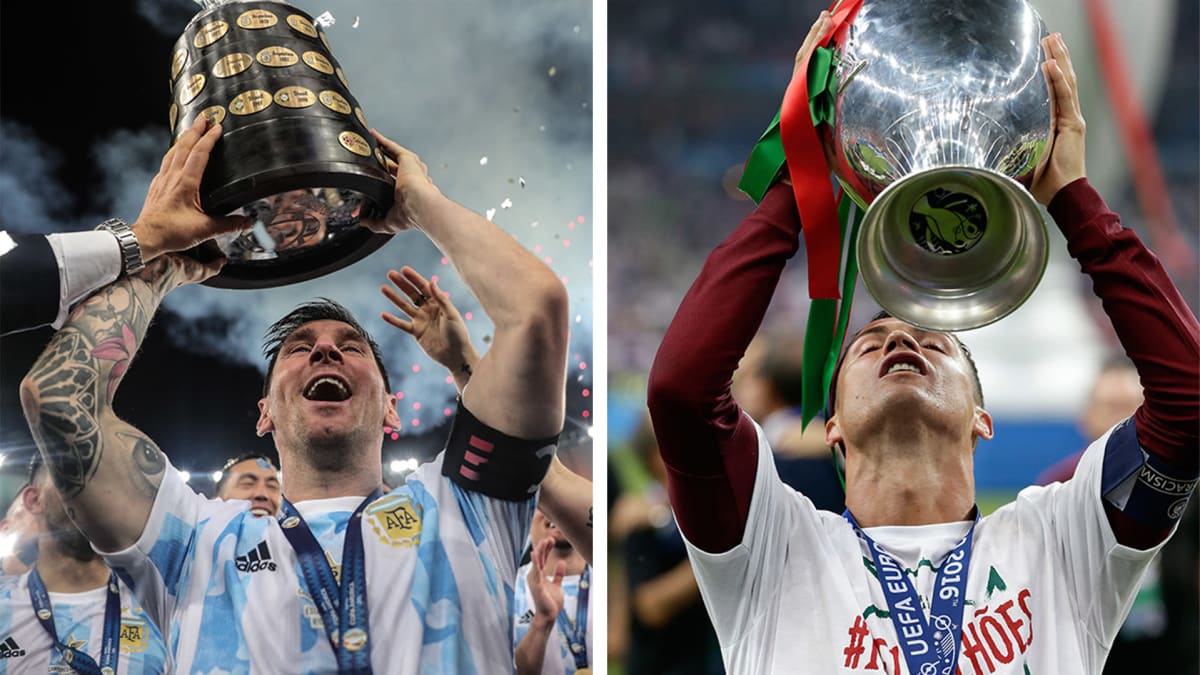 Lionel Messi nostamassa Copa América -pokaalia ja Cristiano Ronaldo nostamassa EM-pokaalia.