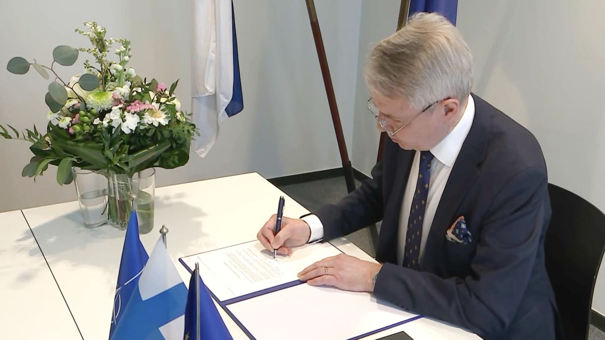 Pekka Haavisto skriver under anslutningsinstrumentet för att Finland ska kunna gå med i Nato.