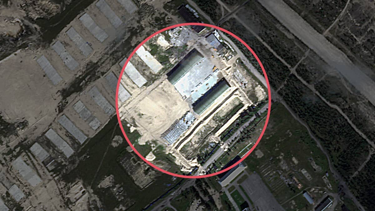 Satelliittikuva, jossa näkyy kaksi uutta hallia Alakurtin varuskunnassa.