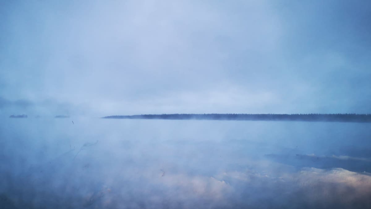 Meren rannassa tulee niin, että kameran linssi huurtuu.
