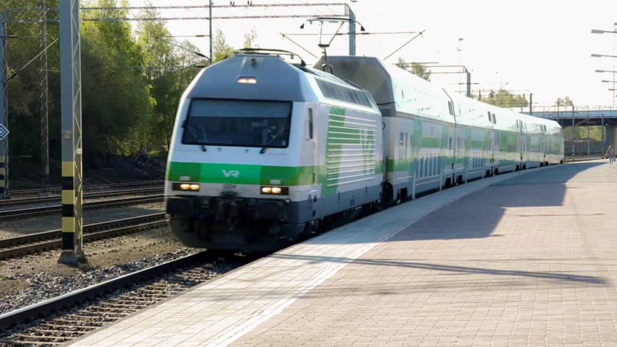 InterCity saapuu Hämeenlinnan rautatieasemalle.