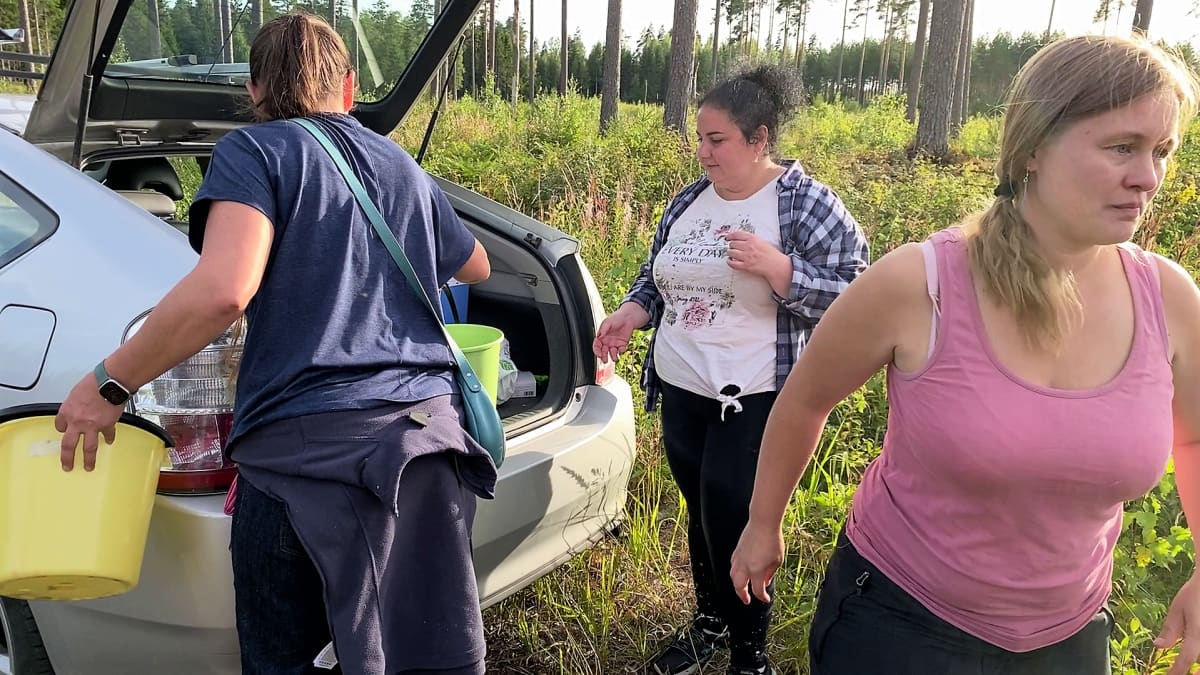 Olha Yevstafieva, Iryna Melashvili ja Olga Gilbert lähtemässä kotiin vattumetsästä.