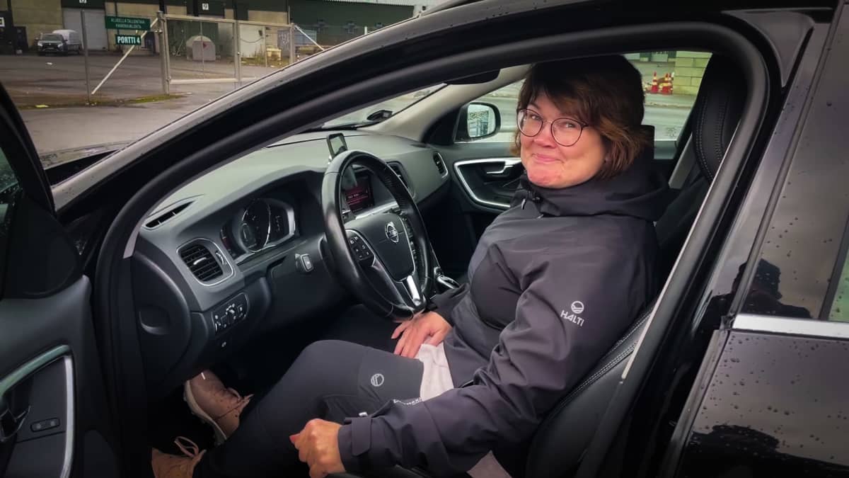 Biokaasuauto tankkaa Mustankorkean kaasuasemalla. 