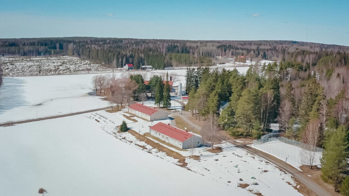 Vanajan avovankilan rivitalot lumisessa maisemassa kuvattuna ilmasta käsin.
