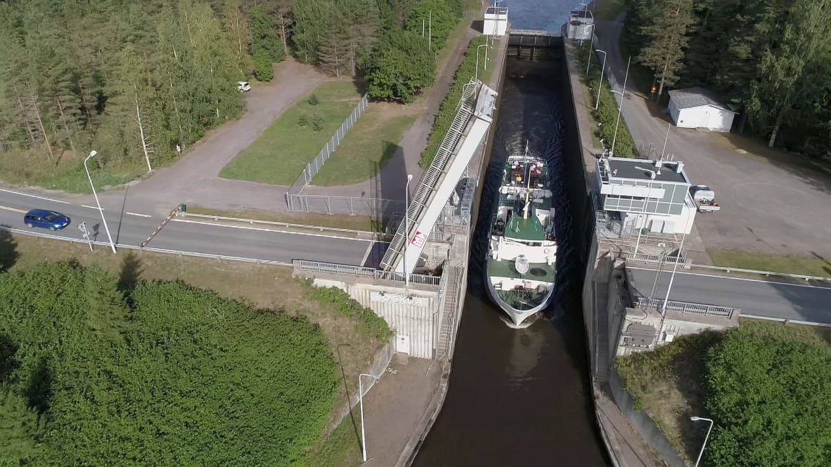 M/S Carelia -laina Saimaan kanavan sulussa, portti on juuri auennut ja laiva on jatkamassa matkaa. Kuva on otettu yläkulmasta.