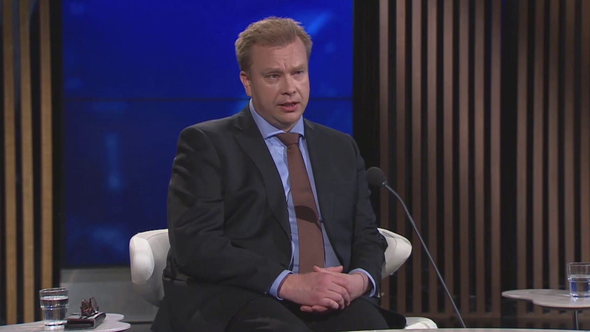 Puolustusministeri Antti Kaikkonen (kesk.) kertoo päätöksen Ukrainan uudesta apupaketista syntyvän todennäköisesti lähiviikkoina