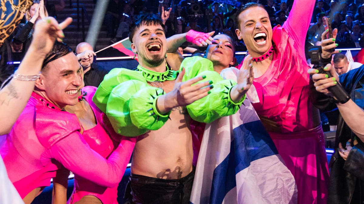 Käärijä tanssijoineen juhlii saamiaan pisteitä Euroviisuissa.