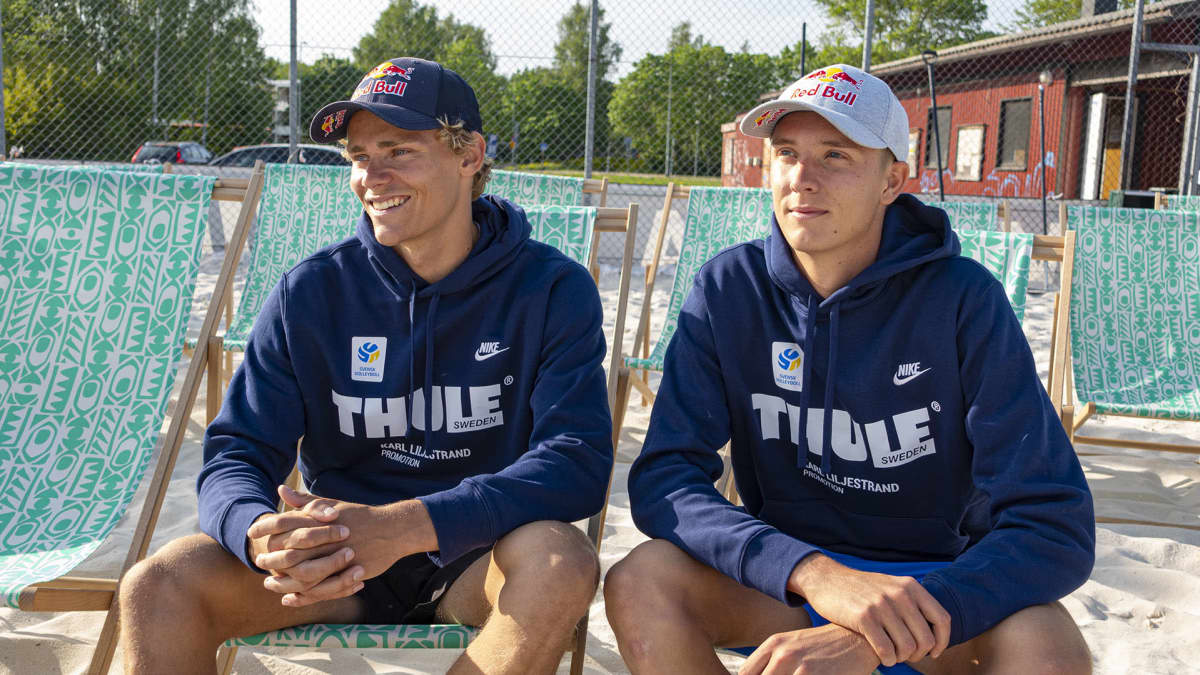 Ruotsalaiset beachvolley pelaajat David Åhman (vas.) ja Jonatan Hellvig Biitsi Vantaan becahvolley keskuksessa järjestetyssä Nations Cup-olympiakarsintaturnauksessa.