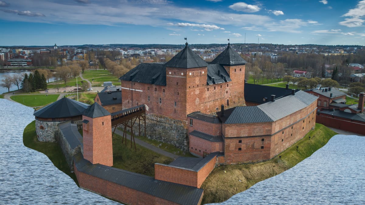 Kuva Hämeen linnasta, johon on kuvankäsittelyllä lisätty vanha vessatorni ja sinne johtava silta, sekä nykyistä korkeammalle nouseva Vanajavesi.