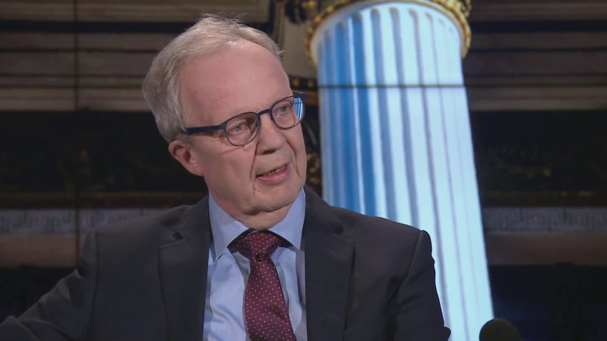 Image shows political journalist Unto Hämäläinen on Yle TV1's current affairs programme A-Studio.