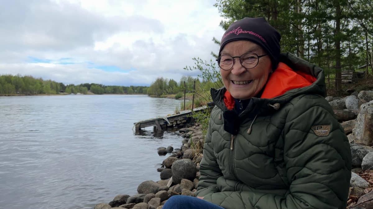 Leena Saijets Nellimistä Inarijärven rannalla. 