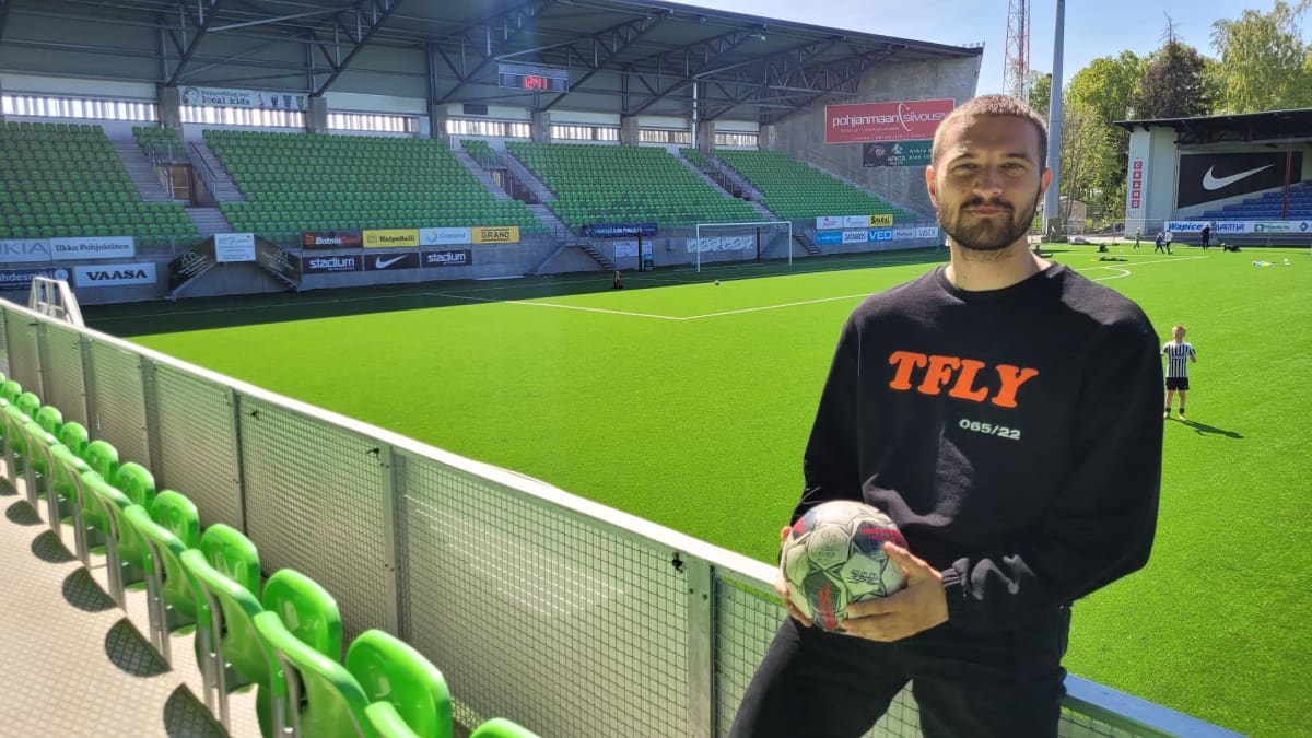 Vaasan palloseuran liigapelaaja Samu Alanko seisoo jalkapallokatsomossa ja pitää palloa sylissään 