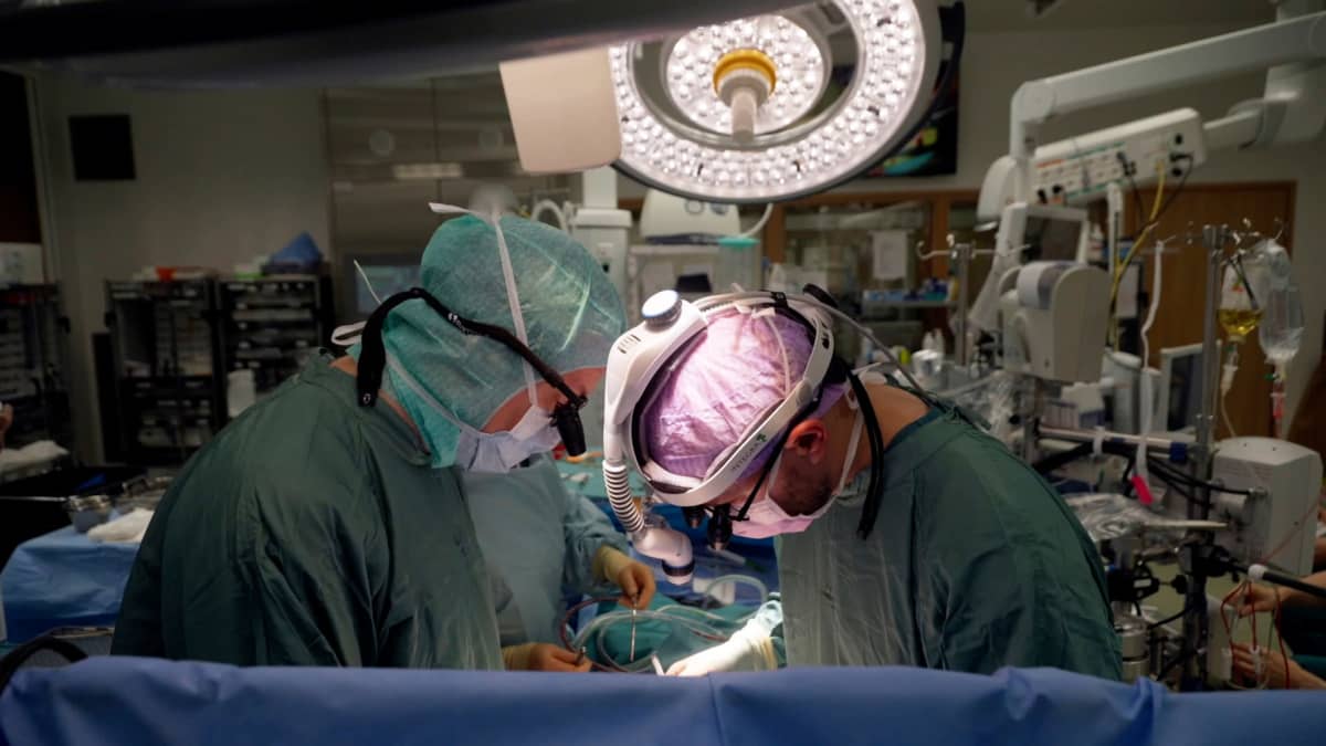 Cardiac surgeon Antti Huuskonen operating on a three-year-old girl at the New Children's Hospital.