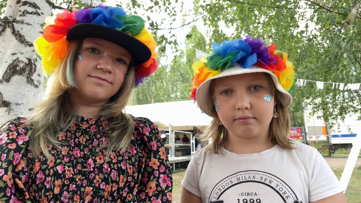 Ella Venäläinen ja Krista Malkki ovat pukeutuneet värikkäästi Käärijän keikkaa varten Simerockissa.