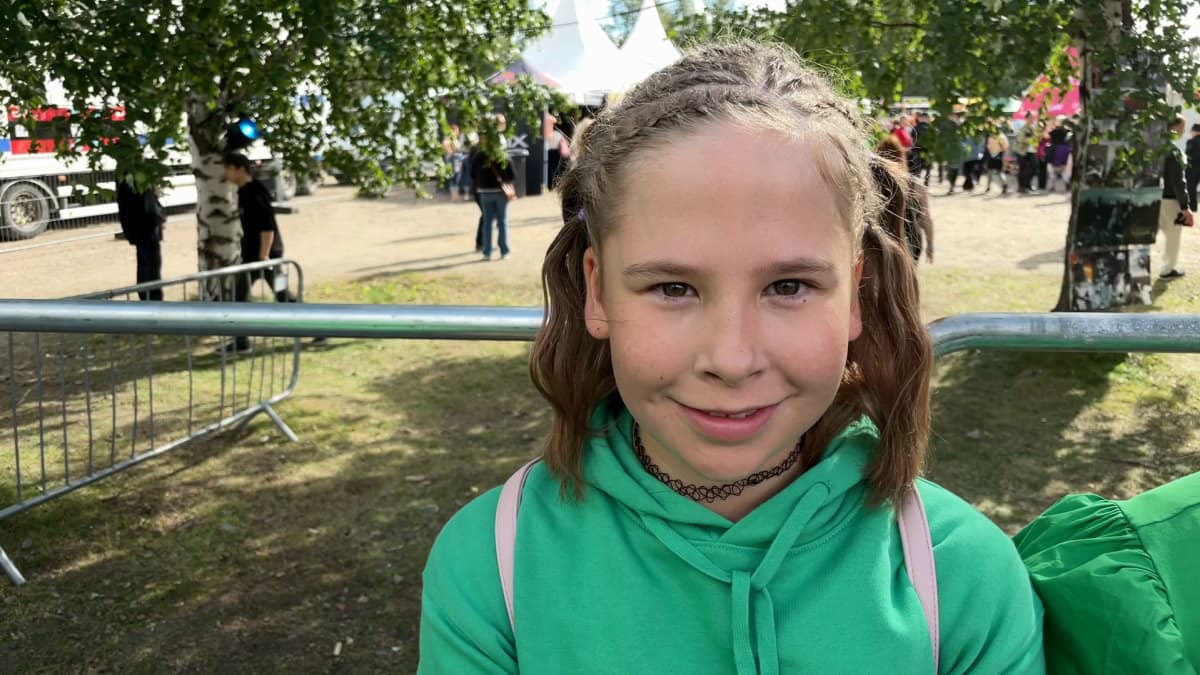 Inna Torppa seisoo Simerockin katsomossa Käärijän keikan jälkeen.