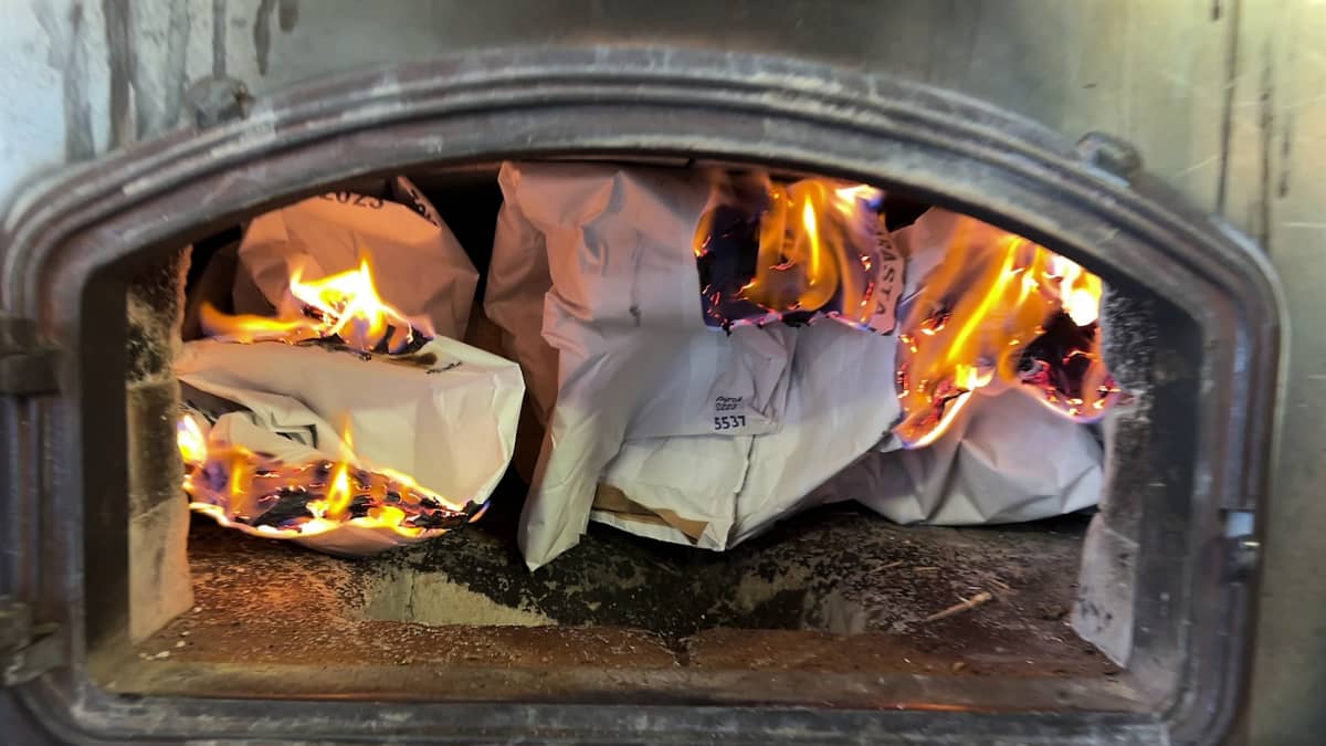 Tyhjiä paperisia jauhosäkkejä on syttynyt palamaan suuressa leivinuunissa.