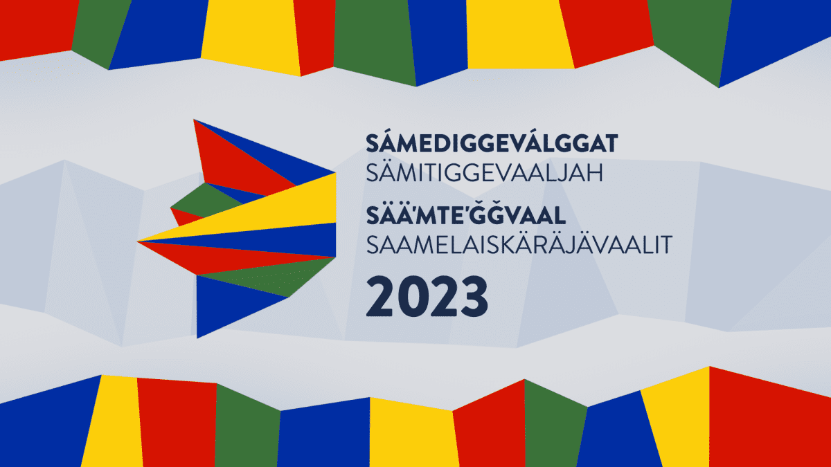 Grafiikkakuva, jossa on sinisiä, punaisia, keltaisia ja vihreitä graafisia kuvioita ja teksti, jossa lukee saamelaiskäräjävaalit 2023 neljällä kielellä.