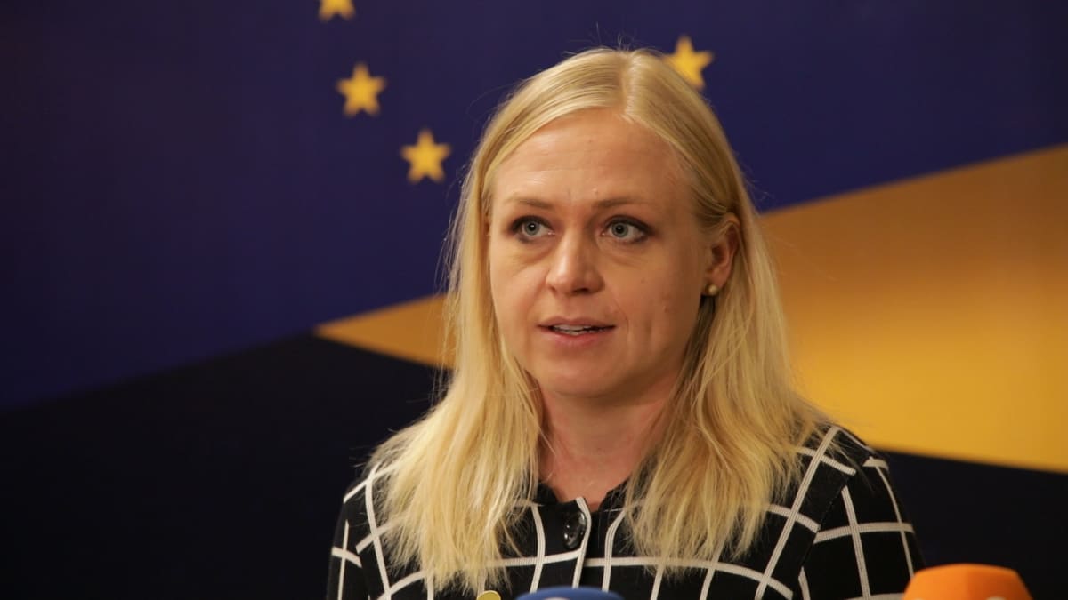 Ulkoministeri Elina Valtonen Kiovassa ulkoministerikokouksessa 2.10.2023 antamassa haastattelua lehdistölle