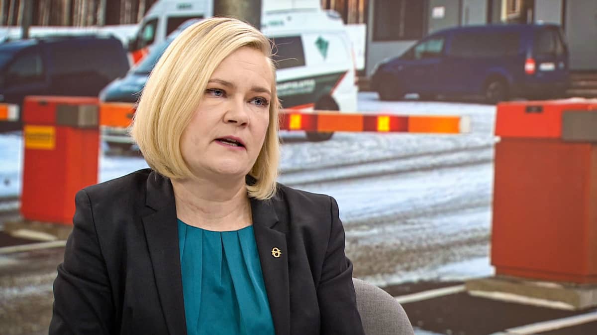 Sisäministeri Mari Rantanen kertoi torstaina, että Suomi valmistelee järjestelykeskuksien perustamista. Kuva: Yle