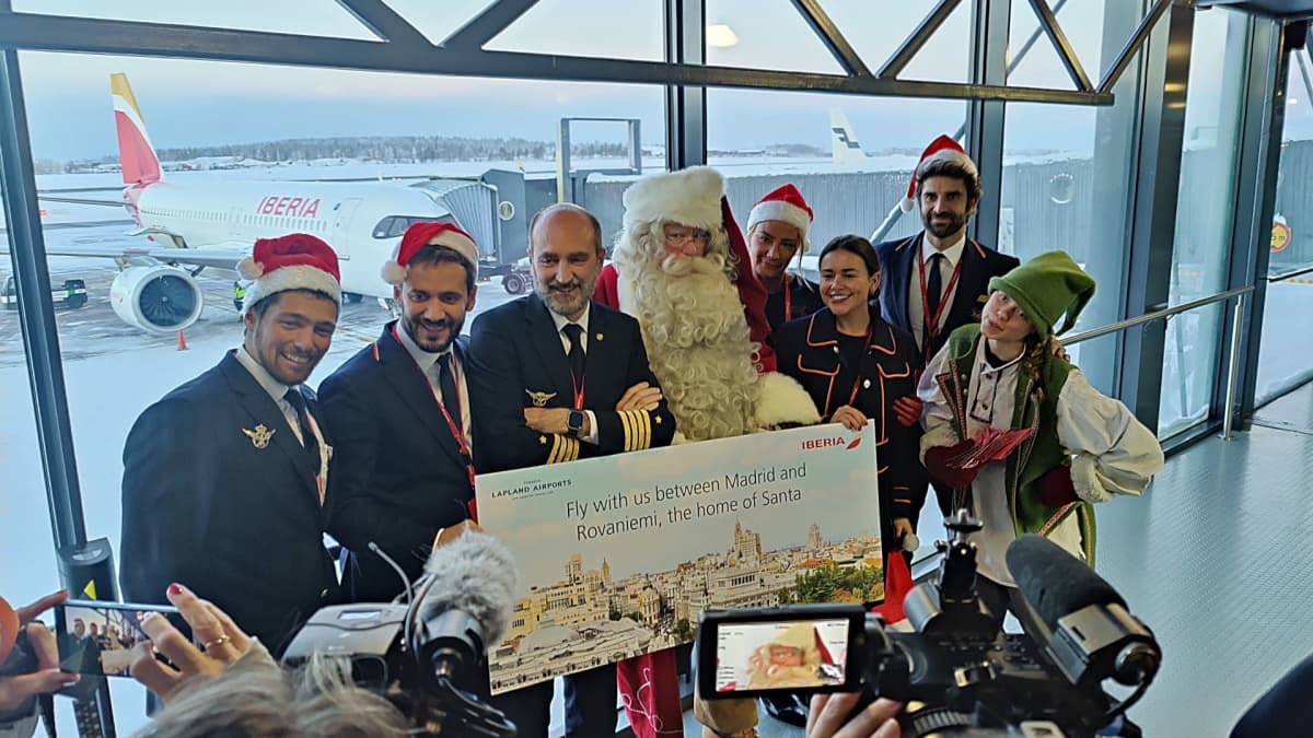 Santa Claus was there when the flight from Madrid came to Rovaniemi. Photo: Risto Koskinen / Yle