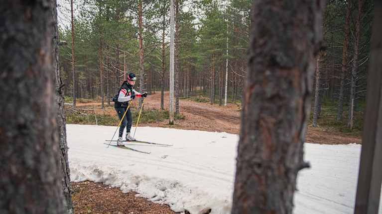 Anne Hyytiäinen skis on the Kannonkoski snowfield.