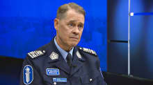 Photo shows Finland's national police commissioner Seppo Kolehmainen in Yle's studios.