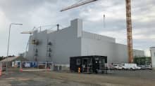 BASF:n rakennustyömaalla iso harmaa teollisuushalli