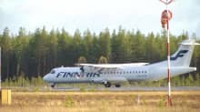 Finnairin kone rullaa kentällä.