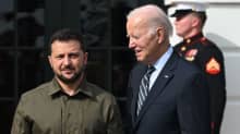 Ukrainan presidentti Volodymyr Zelenskyi ja Yhdysvaltain presidentti Joe Biden vierekkäin Valkoisen talon edessä.