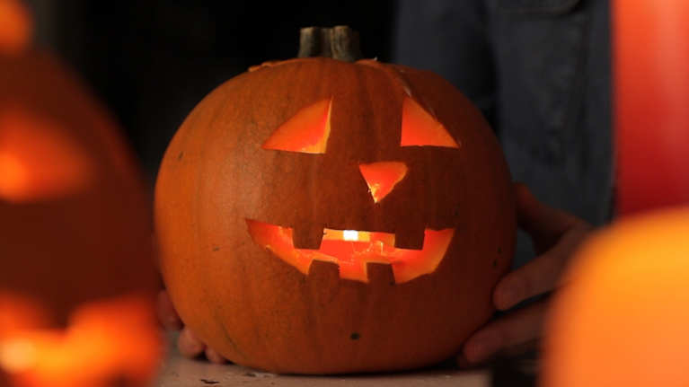 Kurpitsalyhty on usein Halloween-juhlien koriste. Kuva: Yle / Niina Mattus