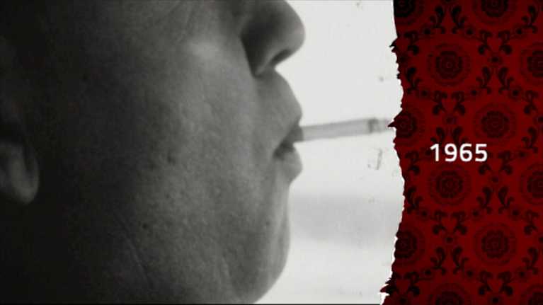 Närbild av rökande man i bil