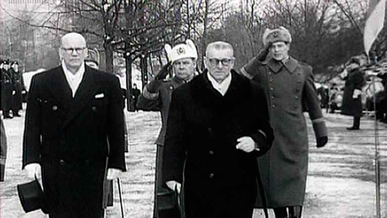 Urho Kekkonen ja Paasikivi paraatissa.