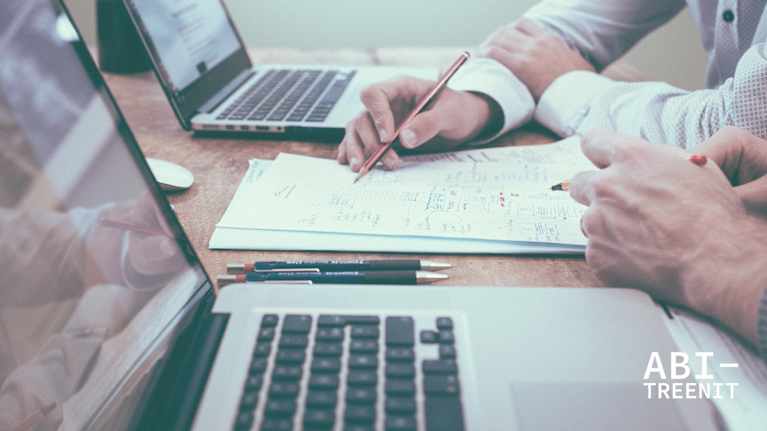 Kuvituskuvassa kokouspöytä