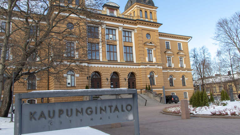 oulussa-syntyi-valtuustosopimus-yksi-puolue-j-i-sopimuksen
