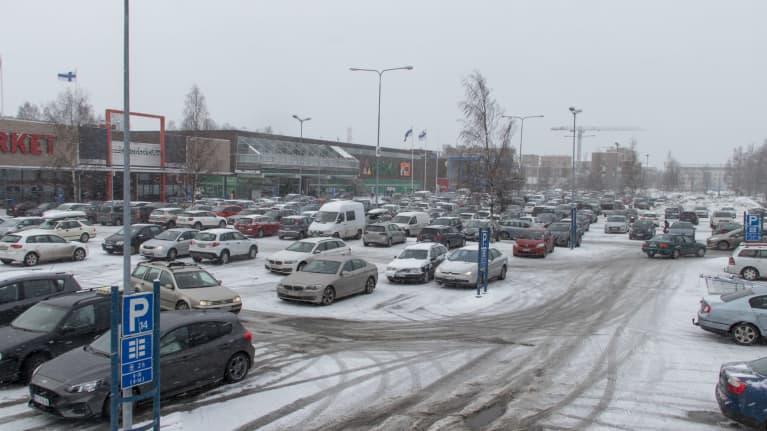 Raksilan markettien parkkipaikat perjantaina klo 13.20